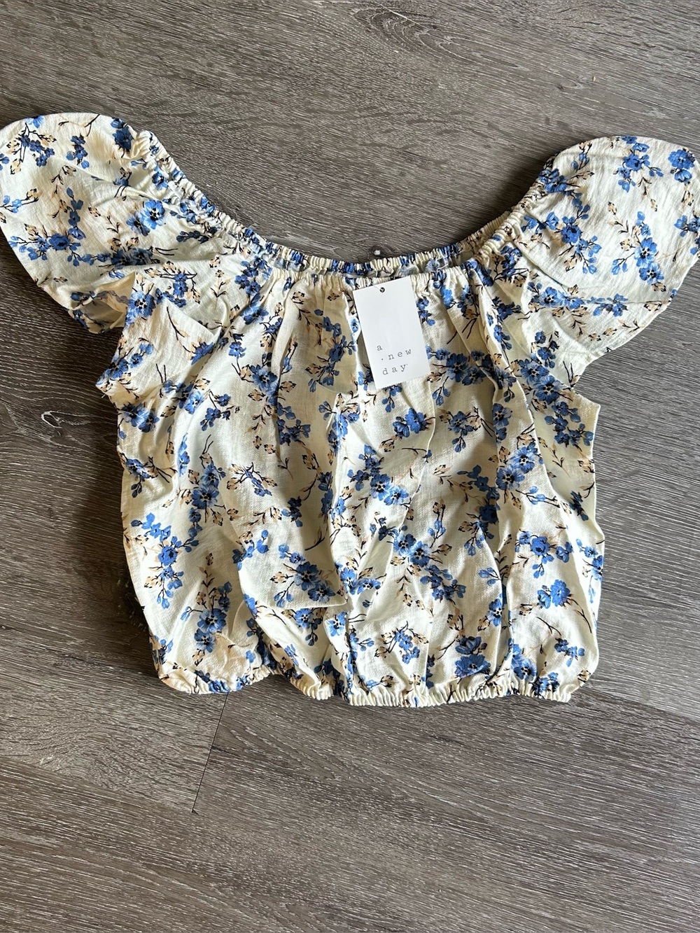 NWT XS A New Day Cream and Blue Floral Flutter Sleeve Crop Top